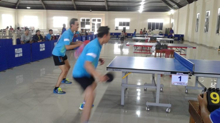 KEMBALIKAN BOLA. Pasangan Zamp II Dede Amri Gunawan/Sendy mengembalikan bola ke arah lawannya dari Zamp I pada final Kejuaraan Tenis Meja Pemuda Cup II di Hall B PKOR Way Halim, Minggu (15/9). Dede/Sendy memenangkan pertandingan sekaligus membawa timnya menjuarai kejuaraan tersebut.(DOKUMENTASI PANITIA)