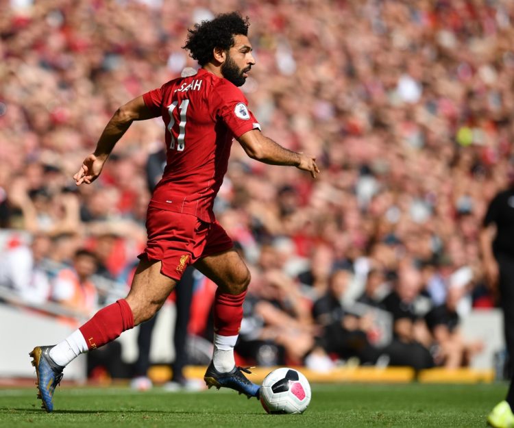 KONTROL BOLA. Gelandang Liverpool, Mohamed Salah, mengontrol bola pada pertandingan Liga Premier Inggris antara Liverpool dan Newcastle, di Stadion Anfield, Sabtu (14/9). Pada laga tersebut Liverpool menundukkan Newcastle United dengan skor 3-1 dan menjadi modal berharga Mohammed Salah dan kolega di Liga Champions saat bertandang ke Stadion San Paolo, markas Napoli, Rabu (18/9) dini hari WIB.(AFP/PAUL ELLIS)