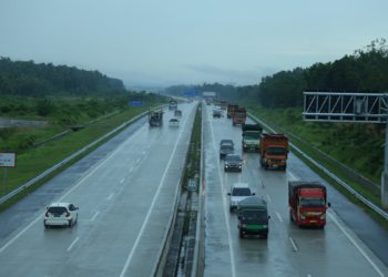JTTS. Kendaraan melintasi Jalan Tol Trans-Sumatera (JTTS) di Kota Baru, Lampung Selatan, beberapa waktu yang lalu.(LAMPUNG POST/SUKISNO)