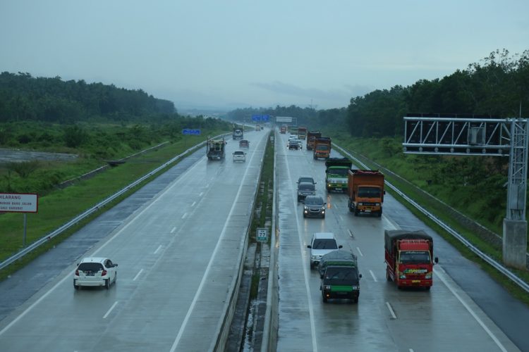 JTTS. Kendaraan melintasi Jalan Tol Trans-Sumatera (JTTS) di Kota Baru, Lampung Selatan, beberapa waktu yang lalu.(LAMPUNG POST/SUKISNO)