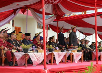 PIMPIN UPACARA. Gubernur Lampung Arinal Djunaidi saat memimpin upacara peringatan HUT ke-28 Lampung Barat di Stadion Stadion Bumi Sekala Bekhak Kawasan Sekuting Terpadu Liwa, Selasa (24/9). (LAMPUNG POST/ELIYAH)