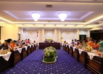 PERTEMUAN. Gubernur Lampung Arinal Djunaidi didampingi Wakil Gubernur Lampung Chusnunia Chalim saat mengadakan pertemaun dengan seluruh Bupati dan Walikota se-Provinsi Lampung untuk mewujudkan 7 Badan Usaha Milik Daerah beberapa waktu yang lalu.
DOK PEMPROV LAMPUNG