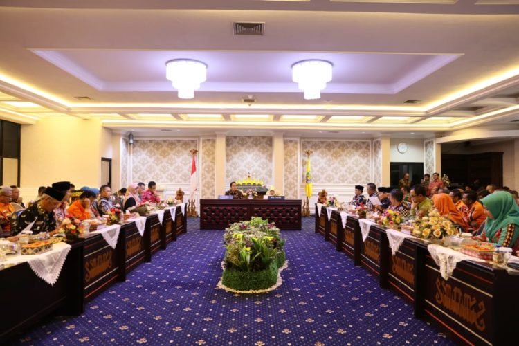 PERTEMUAN. Gubernur Lampung Arinal Djunaidi didampingi Wakil Gubernur Lampung Chusnunia Chalim saat mengadakan pertemaun dengan seluruh Bupati dan Walikota se-Provinsi Lampung untuk mewujudkan 7 Badan Usaha Milik Daerah beberapa waktu yang lalu.
DOK PEMPROV LAMPUNG