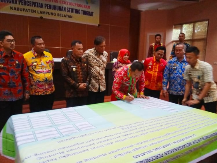 BEBAS STUNTING. Bupati Lampung Selatan Nanang Ermanto saat menyaksikan penandatangan deklarasi daerah bebas stunting 2023 oleh camat se Lampung Selatan di Aula Rajabasa Kantor Bupati Lampung Selatan beberapa waktu yang lalu.
Lampung Post / Juwantoro
