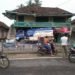 Truk Tangki Seruduk Rumah Panggung