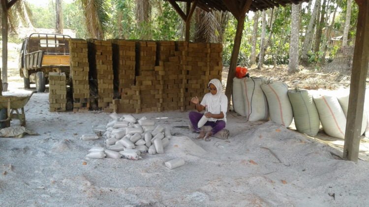 MENGAIS REZEKI. Syair (70), warga Desa Kemaloabung, Kecamatan Abung Selatan, mengumpulkan abu gosok di tobong batu bata, desa setempat, Jumat (11/10). (LAMPUNG POST/YUDHI HARDIYANTO)