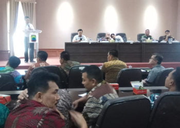 PENANGANAN KONFLIK. Kepala Kesbangpol Lampung Selatan Thomas Amirico memaparkan upaya pencegahan konflik sosial dan penanganannya kepada rombongan Pemerintah Kabupaten Banyumas, Jawa Tengah, di Aula Krakatau Kantor Bupati Lamsel, Rabu (9/10). Kunjungan Pemkab Banyumas dalam rangka belajar penanganan konflik. (DOKUMENTASI DISKOMINFO LAMSEL)