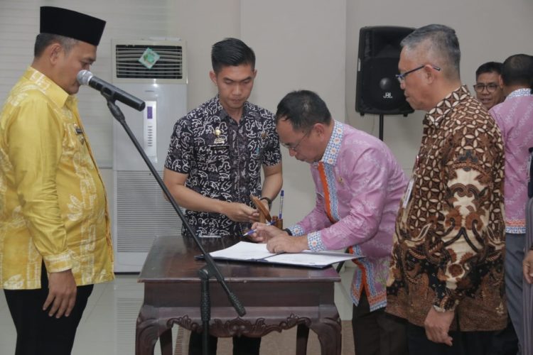SAKSIKAN PENANDATANGANAN. Wakil Bupati Pringsewu menyaksikan penandatanganan naskah pengukuhan Tim Percepatan Akses Keuangan Daerah Pringsewu, di aula Pemkab setempat, Kamis (24/10). WIDODO