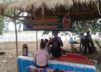 TUNJUKKAN KOPI. Syaiful Anwar (46) alias Iful Jenggot, warga Kelurahan Tanjungharapan, Kecamatan Kotabumi Selatan, Lampung Utara, menunjukkan kopi kemasan, di kedainya, Kamis (24/10). YUDHI HARDIYANTO