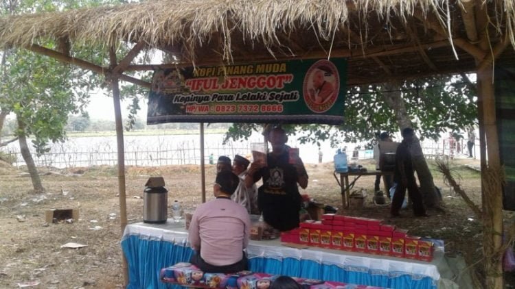 TUNJUKKAN KOPI. Syaiful Anwar (46) alias Iful Jenggot, warga Kelurahan Tanjungharapan, Kecamatan Kotabumi Selatan, Lampung Utara, menunjukkan kopi kemasan, di kedainya, Kamis (24/10). YUDHI HARDIYANTO