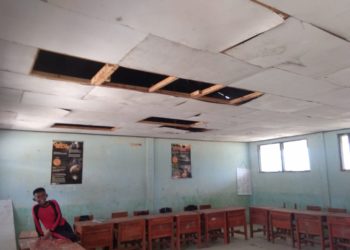 PLAFON JEBOL. Situasi dan kondisi plafon di salah satu ruang kelas di SDN 1 Mesuji Timur yang sangat berbahaya dan mengkhawatirkan bagi para siswa. RIDWAN ANAS