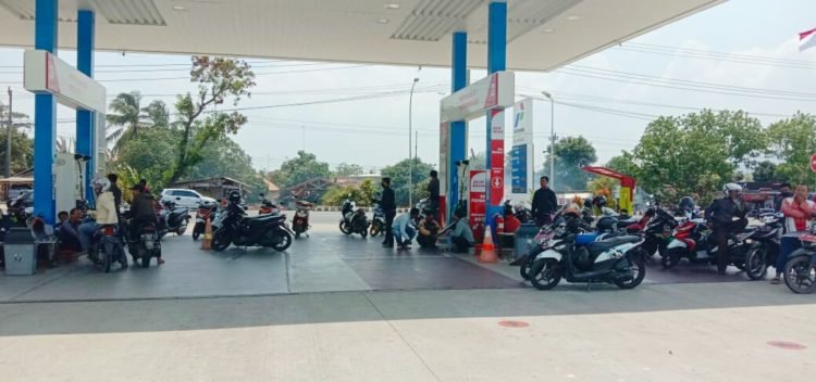 DUDUKI SPBU. Pengojek menduduki SPBU 24.355.136 samping perumahan Hartono Kalianda, Lampung Selatan, Rabu (30/10). Foto: IST