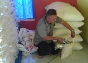 Rustomo, warga KBA Desa Peraduanwaras, Kecamatan Abung Timur, menimbang beras klawu yang dikumpulkan dari petani di kiosnya, di Dusun Terusan, Desa Abungjayo, Kecamatan Abung Selatan, Rabu (23/10). YUDHI HARDIYANTO