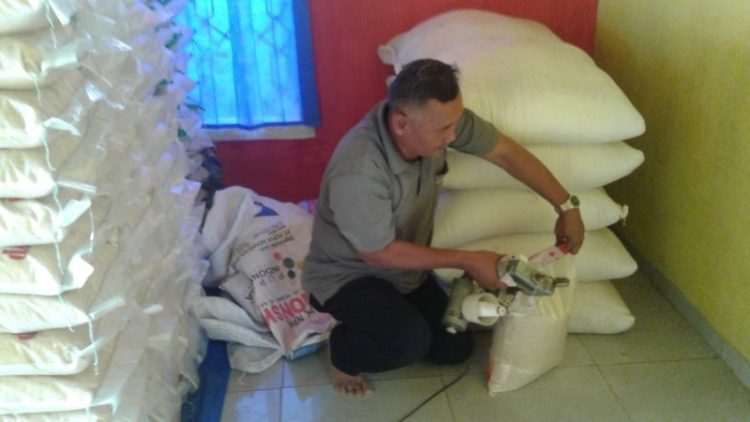 Rustomo, warga KBA Desa Peraduanwaras, Kecamatan Abung Timur, menimbang beras klawu yang dikumpulkan dari petani di kiosnya, di Dusun Terusan, Desa Abungjayo, Kecamatan Abung Selatan, Rabu (23/10). YUDHI HARDIYANTO