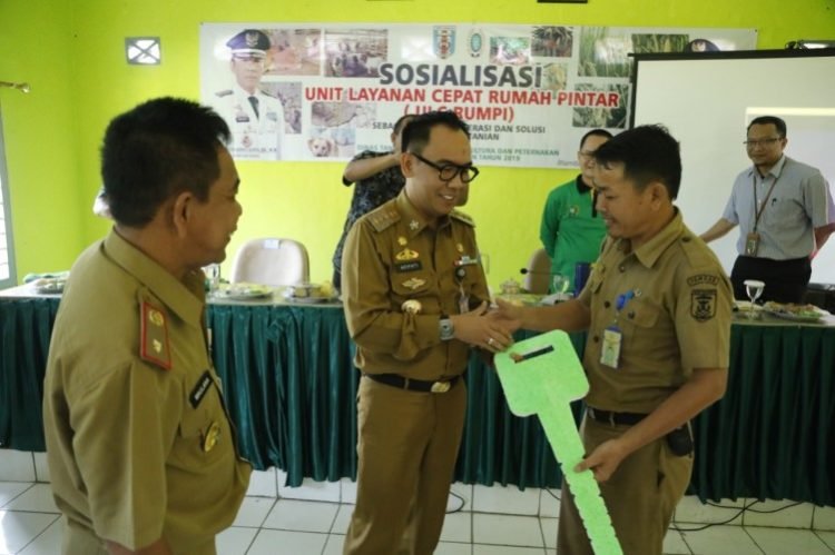 SERAHKAN BANTUAN. Bupati Way Kanan Raden Adipati Surya menyerahkan bantuan 14 sepeda motor secara simbolis kepada 14 koordinator penyuluh di 14 kecamatan, di aula Dinas Tanaman Pangan, Hortikultura, dan Peternakan setempat, Selasa (29/10). DOK HUMAS PEMKAB WAY KANAN