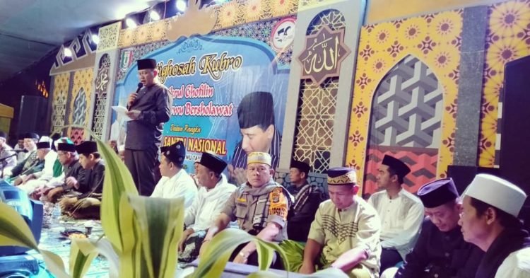 SAMBUTAN. Asisten I Setkab Pringsewu Andi Wijaya (berdiri),mewakili bupati memberikan sambutan pada acara istigasah dan Pringsewu berselawat. n DOK