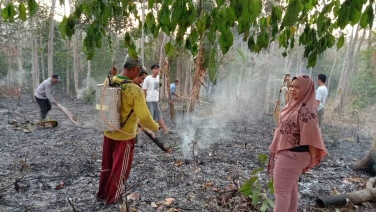 PADAMKAN API. Sejumlah warga Desa Sukaraja, Kecamatan Palas, Lampung Selatan, memadamkan kebakaran api yang membakar lahan perkebunan, di Dusun Srimulyo, Senin (21/10). ARMANSYAH