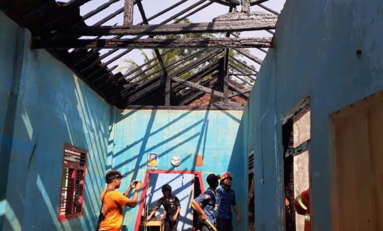 PADAMKAN API. Petugas pemadam kebakaran di Pringsewu terlihat memadamkan api di rumah warga yang terbakar di Kecamatan Adiluwih, Pringsewu. DOK