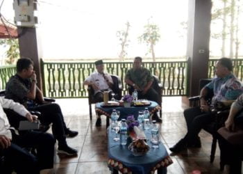 SILATURAHMI. Bupati Pringsewu Sujadi dan Pemimpin Redaksi Lampung Post Iskandar Zulkarnain dalam acara silaturahmi di rest area Wates, Pringsewu, Rabu (30/10). LAMPUNG POST/WIDODO