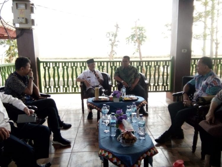 SILATURAHMI. Bupati Pringsewu Sujadi dan Pemimpin Redaksi Lampung Post Iskandar Zulkarnain dalam acara silaturahmi di rest area Wates, Pringsewu, Rabu (30/10). LAMPUNG POST/WIDODO
