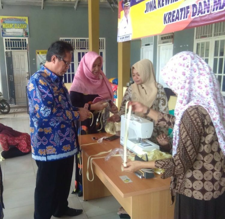 KARYA SULAM USUS. Kadisnakertrans Lampung Selatan Anas Ansori melihat hasil karya peserta yang mengikuti pelatihan sulam usus di Desa Pasuruan, Kecamatan Penengahan, Rabu (2/10). n DOK PEMERINTAH DESA PASURUAN