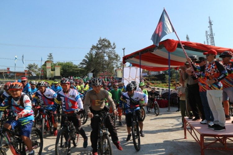 GOWES BARENG. Bupati Lambar Parosil melepas peserta Gowes Bareng di kawasan Kebun Raya Liwa, Minggu (6/10). n DOKUMENTASI GBGL LAMPUNG