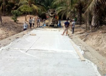 PEMBANGUNAN JALAN. Pekerjaan pembangunan jalan poros Desa Gandri—Klaten, Kecamatan Penengahan, Lampung Selatan, Senin (14/10). LAMPUNG POST/AAN KRIDOLAKSONO