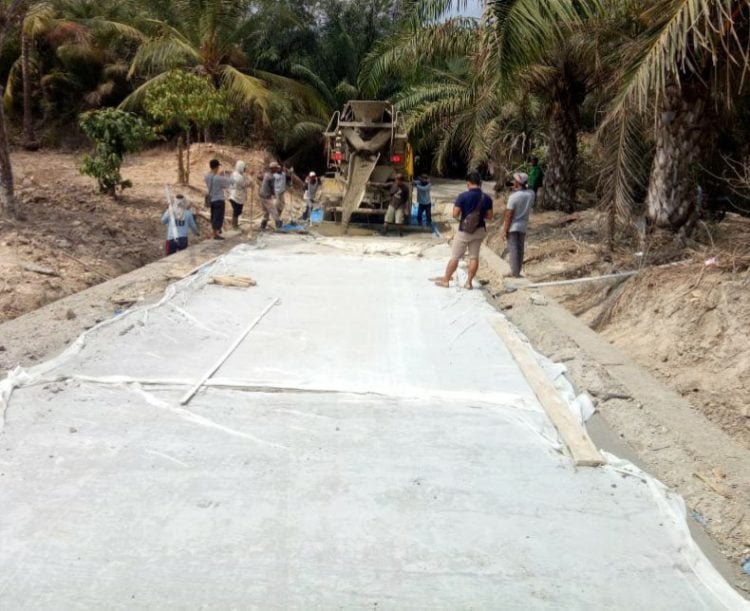 PEMBANGUNAN JALAN. Pekerjaan pembangunan jalan poros Desa Gandri—Klaten, Kecamatan Penengahan, Lampung Selatan, Senin (14/10). LAMPUNG POST/AAN KRIDOLAKSONO