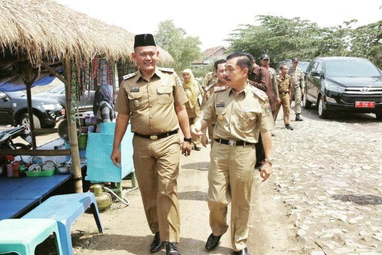 SOSIALISASI KARTU TANI. Wakil Bupati Pringsewu Fauzi bersama Kadis Tanaman Pangan dan Hortikultura Provinsi Lampung Achmad Chrisna Putra saat sosialisasi kartu Petani Berjaya, Selasa (15/10). DOKUMENTASI PEMKAB PRINGSEWU