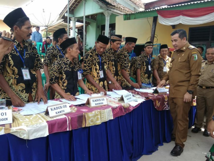 KUNJUNGI TPS. Bupati Pesawaran Dendi Ramadhona mengunjungi TPS di Desa Cimanuk, Kecamatan Way Lima, Senin (21/10). LAMPUNG POST/PUTRA PANCASILA SAKTI