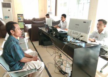 DAFTARKAN USAHA. Pelaku usaha tengah mendaftarkan usahanya melalui aplikasi OSS di DPMPPTST Lamsel, Kamis (24/10). LAMPUNG POST/JUWANTORO