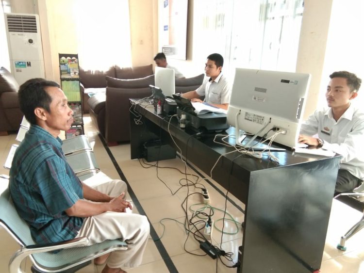 DAFTARKAN USAHA. Pelaku usaha tengah mendaftarkan usahanya melalui aplikasi OSS di DPMPPTST Lamsel, Kamis (24/10). LAMPUNG POST/JUWANTORO