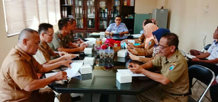 BAHAS KEGIATAN. Rapat pembahasan rencana kegiatan Gemarikan, di ruang Asisten Bidang Ekobang Setkab Lamsel, Selasa (22/10). LAMPUNG POST/JUWANTORO