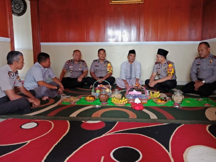 KUNJUNGAN. Hari Pertama Berdinas, Kapolres Lambar kunjungi tokoh agama, Jumat (4/10). n DOKUMENTASI POLRES LAMBAR