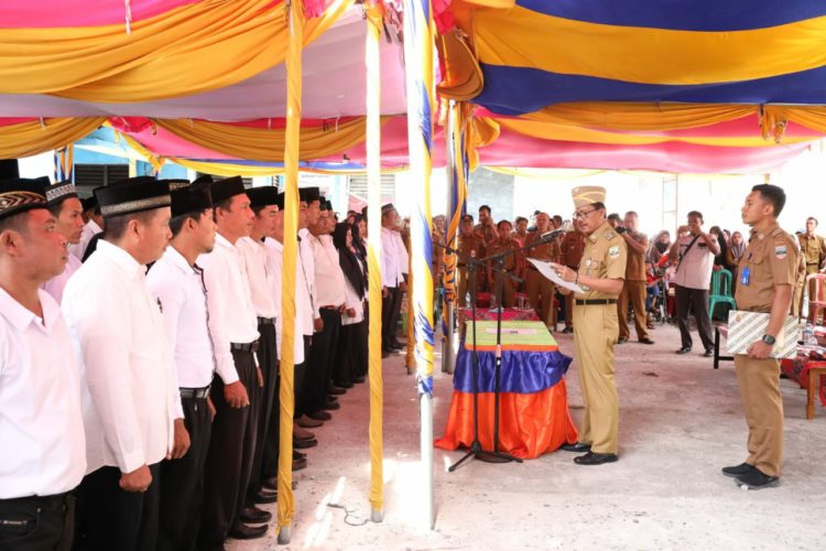 PELANTIKAN LHP. Bupati Pesisir Barat Agus Istiqlal melantik LHP untuk 31 pekon di halaman Kantor Camat Krui Selatan. Pada acara itu Bupati juga memberikan bantuan kepada anak yatim, Senin (21/10). LAMPUNG POST/YON FISOMA