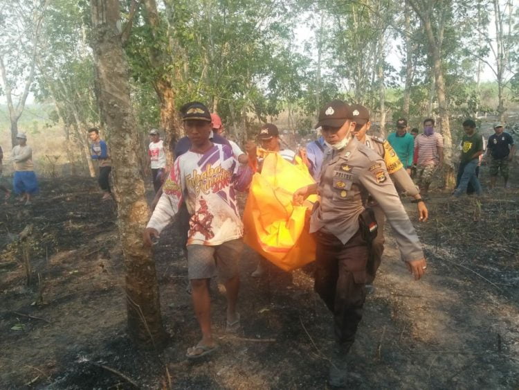 KORBAN KEBAKARAN. Evakuasi jenazah korban kebakaran di perladangan karet di Tiyuh Sidomakmur, Kecamatan Batuputih, Kabupaten Tubaba, Kamis (24/10). ISTIMEWA