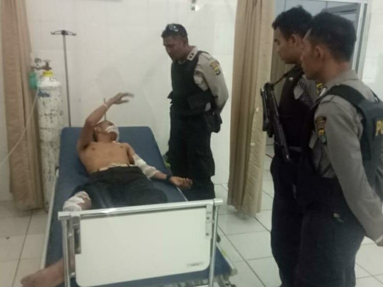 DIEVAKUASI. Salah satu korban akibat letusan bahan kimia yang meletus dalam bus di evakuasi ke RSUD Kotaagung. ABU UMARALI