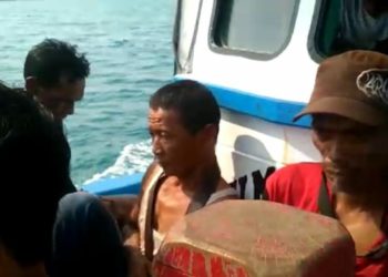 NELAYAN. Nelayan asal Desa Keramat, Kecamatan Bakauheni, Lampung Selatan, yang selamat usai dihantam gelombang tinggi di perairan Selat Sunda, Kamis (24/10). LAMPUNG PSOT/ARMANSYAH