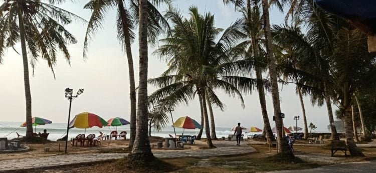 WISATA PANTAI. Lokasi wisata Pantai Labuhanjukung, Krui, Pesisir Barat, yang sepi pengunjung dan pembeli, Jumat (25/10). LAMPUNG POST/YON FISOMA