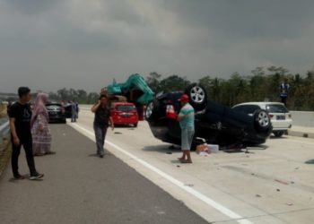 Minibus Terguling di Tol Diduga karena Sopir Mengantuk