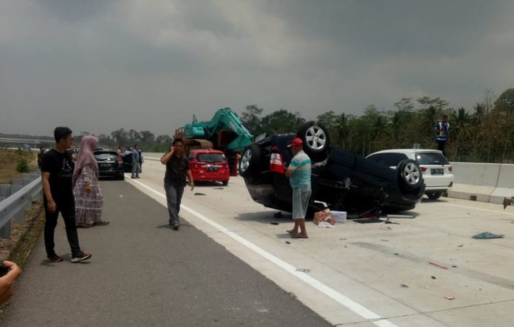 Minibus Terguling di Tol Diduga karena Sopir Mengantuk