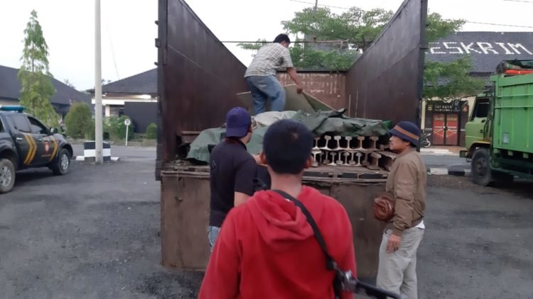 Tiga Pria Curi 30 Ton Besi Rel KA