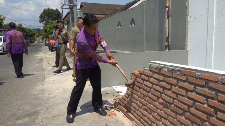 Disperkim Bongkar Enam Usaha Ilegal