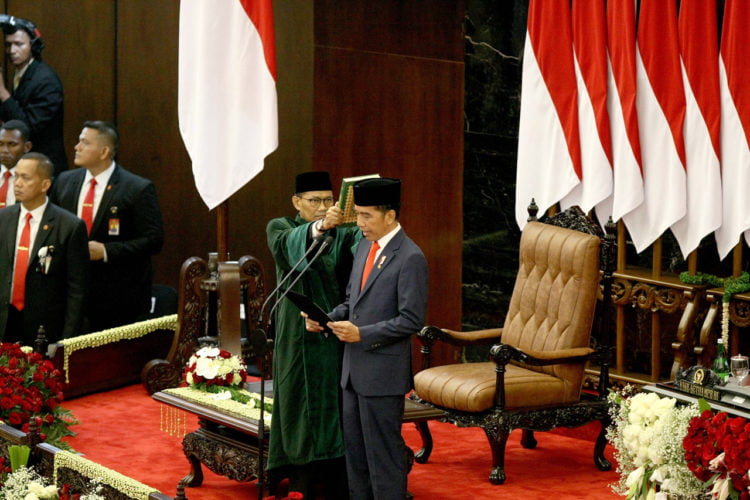 SUMPAH PRESIDEN. Presiden dan Wakil Presiden terpilih Joko Widodo dan Maruf Amin mengucapkan sumpah dan janji dalam pelantikannya dalam Sidang Paripurna MPR di Gedung Nusantara, Kompleks Parlemen Senayan, Jakarta, Minggu (20/10). Pengucapan dan sumpah janji di hadapan 711 anggota MPR dan puluhan tamu negara serta Presiden dan Wakil Presiden terdahulu dipimpin Ketua Mahkamah Agung Hatta Ali.
(MI/SUSANTO)