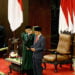 SUMPAH PRESIDEN. Presiden dan Wakil Presiden terpilih Joko Widodo dan Maruf Amin mengucapkan sumpah dan janji dalam pelantikannya dalam Sidang Paripurna MPR di Gedung Nusantara, Kompleks Parlemen Senayan, Jakarta, Minggu (20/10). Pengucapan dan sumpah janji di hadapan 711 anggota MPR dan puluhan tamu negara serta Presiden dan Wakil Presiden terdahulu dipimpin Ketua Mahkamah Agung Hatta Ali.
(MI/SUSANTO)