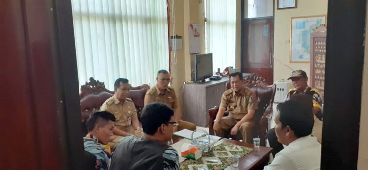 SAMPAIKAN ASPIRASI. Ketua dan pengurus LSM GMBI Lamtim saat berdialog dengan Asisten II Pemkab Lamtim Junaidi dan Kepala Inspektorat Noer Al-Syarief, Senin (7/10). (LAMPUNG POST/DJONI HARTAWAN JAYA)