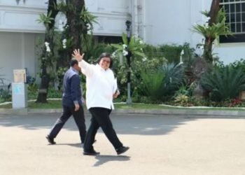 Menteri Kehutanan dan Lingkungan Hidup (KLHK) 2014-2019 Siti Nurbaya Bakar datang ke Istana Kepresidenan Jakarta pada Selasa (22/10). ANTARA FOTO/Desca Lidya Natalia.