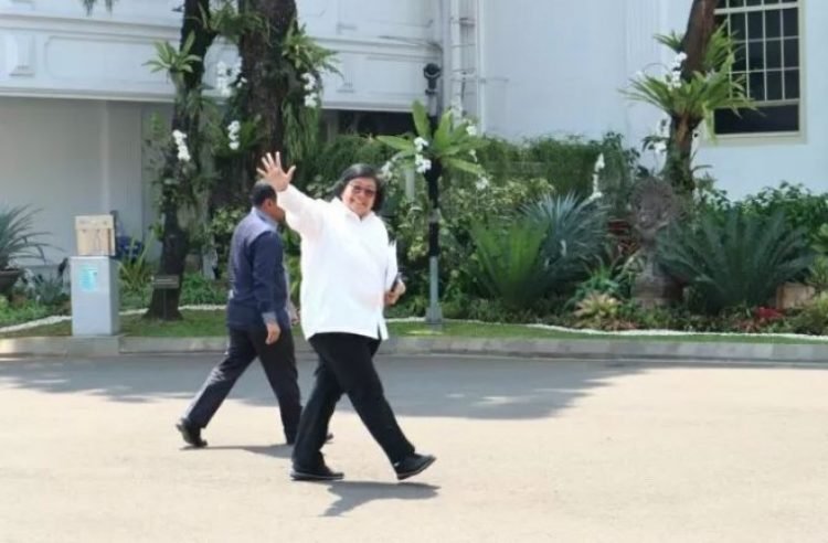 Menteri Kehutanan dan Lingkungan Hidup (KLHK) 2014-2019 Siti Nurbaya Bakar datang ke Istana Kepresidenan Jakarta pada Selasa (22/10). ANTARA FOTO/Desca Lidya Natalia.