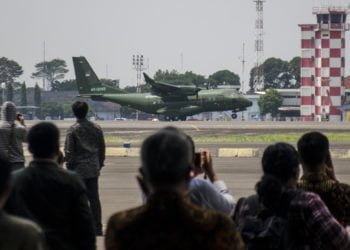 EKSPOR CN235-220. Pengunjung melihat pesawat terbang CN235-220 Military Transport lepas landar pada acara Ferry Flight di Hanggar Fixed Wing PT Dirgantara Indonesia (PTDI), Bandung, Jawa Barat, Rabu (30/10). (ANTARA/NOVRIAN ARBI)
