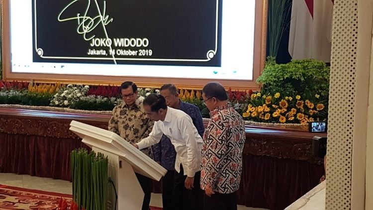 Presiden Joko Widodo didampingi sejumlah menteri Kabinet Kerja meresmikan proyek jaringan serat optik nasional Palapa Ring di Istana Kepresidenan. Medcom.id/Damar Iradat./